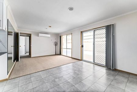 Spacious home in quiet and convenient location - Photo 4