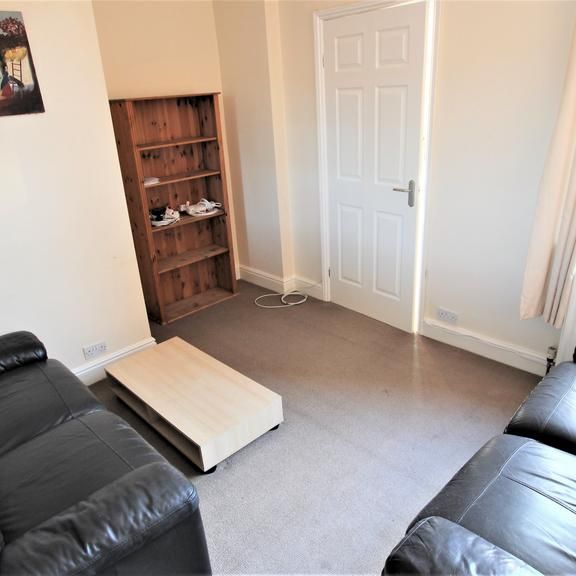 3 bedroom flat to rent - Photo 1