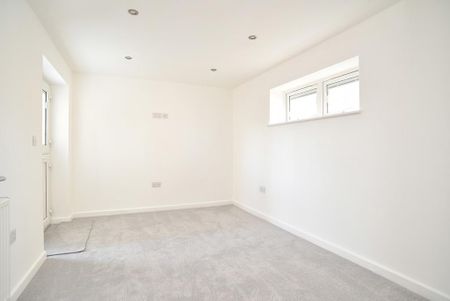 4 bedroom semi-detached house to rent - Photo 4