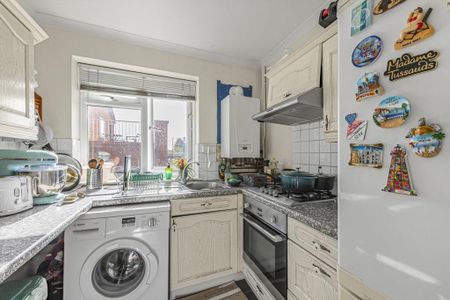 3 bedroom flat to rent - Photo 4