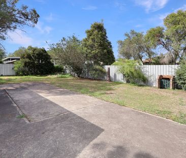 Neat & Comfortable Home in a Quiet Leafy Cul‑de‑Sac - Photo 2