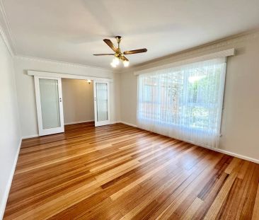 “RENOVATED FAMILY HOME IN AVONDALE HEIGHTS!” - Photo 4