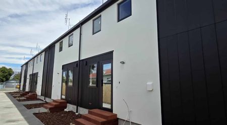 Stylish, Superior Build Townhouse – Walk to Barrington Mall - Photo 5