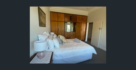 Furnished Art Deco Apartment, close to Transport, includes utilities - Photo 4