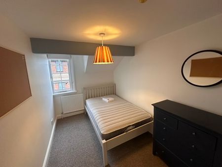 *One room available* 6 bedroom house - Photo 5