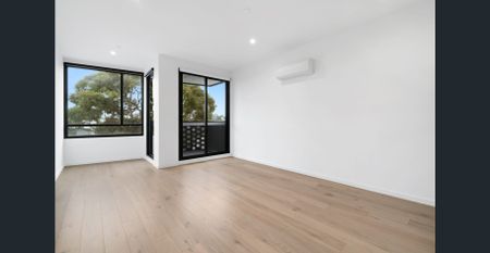 North-facing, modern apartment with balcony! - Photo 2