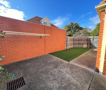 1/10 Banksia Grove, Tullamarine VIC 3043 - Photo 1