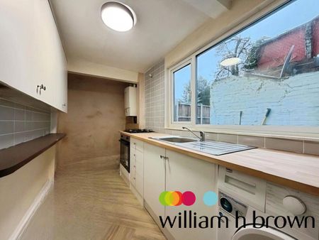 East Hill, Colchester - Photo 3