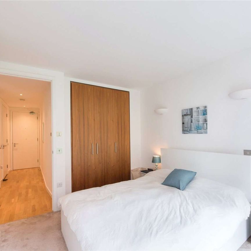 One bedroom apartment with views of the Thames, located in New Providence Wharf. - Photo 1