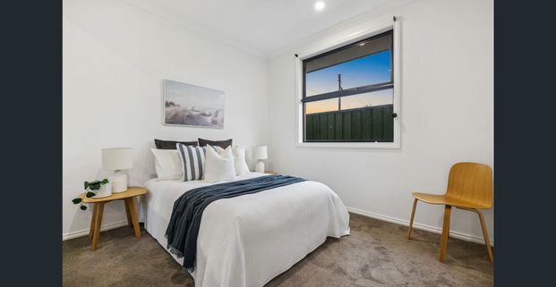 Modern, low-maintenance living close to the coast! - Photo 1