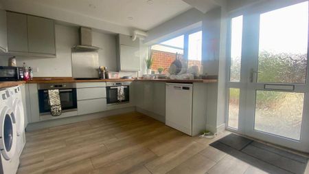1 bedroom in a house share to rent - Photo 4