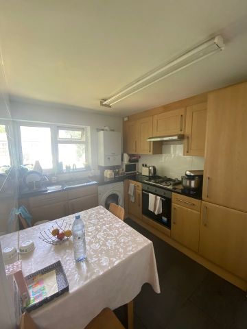 Room in a Shared Flat, Foster Court, NW4 - Photo 4