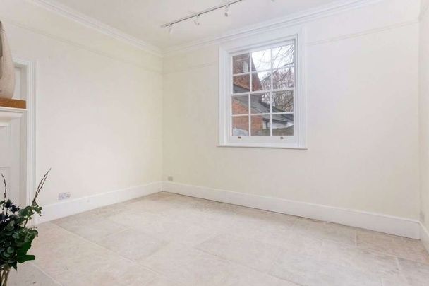 Elegant ground-floor one-bedroom apartment with Cathedral views. - Photo 1