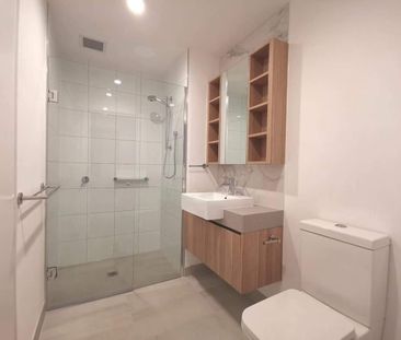 Modern, Spacious & Light Filled Apartment! - Photo 1