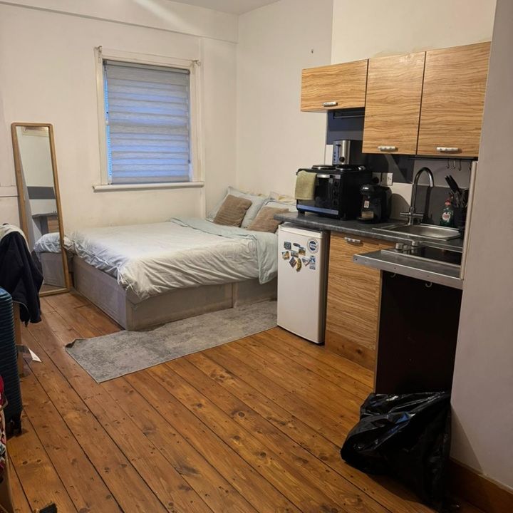 Studio Flat, Stoke Newington High Street, N16 - Photo 1