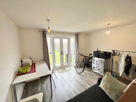 1 bedroom in a flat share to rent - Photo 2