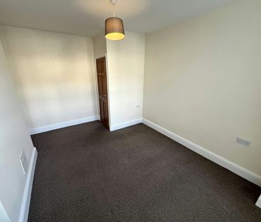Flat to rent on - Photo 2