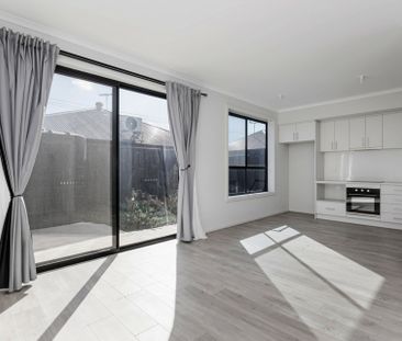 Stylish 2-Bedroom Townhouse in Prime Location - Photo 1