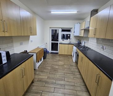 Room in a Shared House, Kinfauns Road, IG3 - Photo 6