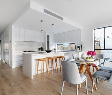 Superb 3 Bedroom Residence - Photo 4