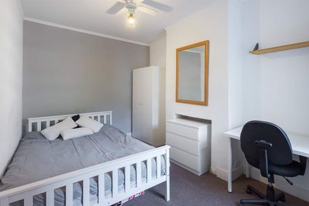 Room in a Shared House, Thackeray Road, SO17 - Photo 3