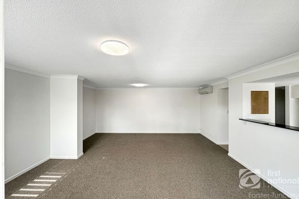 Spacious 2 Bedroom, 2 Bathroom Unit in Prime Lakeside Location - Photo 1