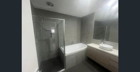 STYLISH & MODERN FAMILY LIVING IN PRIME BROOKFIELD LOCATION - Photo 3