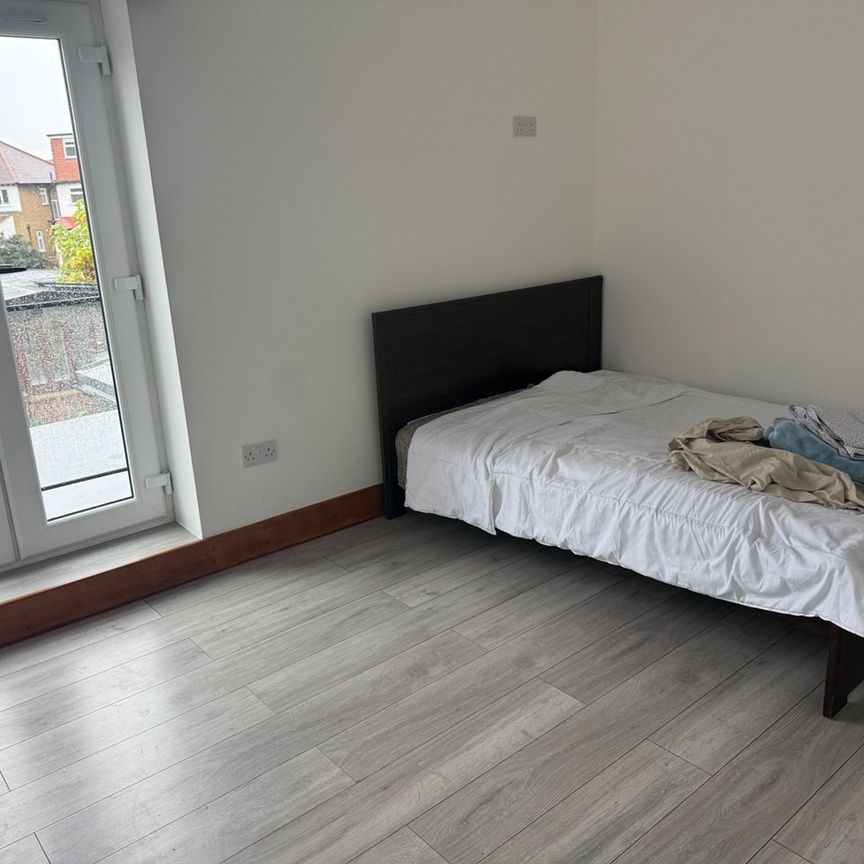 Studio Flat, Dorset Road, SW19 - Photo 1