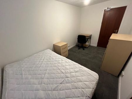 3 bedroom flat to rent - Photo 3