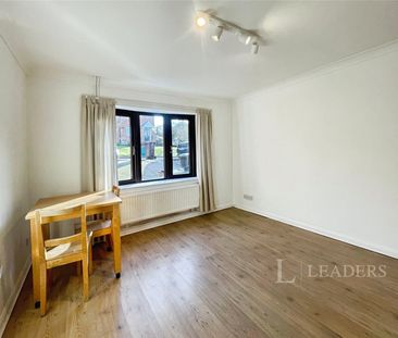 2 bedroom house to rent White Hedge Drive, St. Albans, AL3 - Photo 2