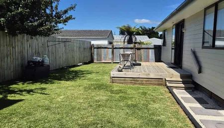Charming 3BR Home in Pakuranga! - Photo 5