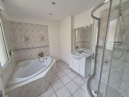 Location Appartement 3 pièces 85m² LILLE 59160 - Photo 4