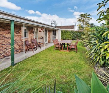 Central 2 bedroom home with lovely garden - Photo 1