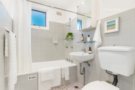 Light-filled top floor apartment in a lifestyle location - Photo 5