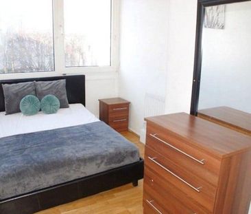 Room in a Shared Flat, Hersham Close, SW15 - Photo 1