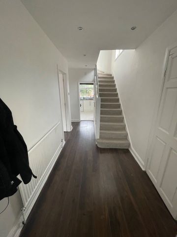 3 Bed End Terrace, Beech Grove, CR4 - Photo 4