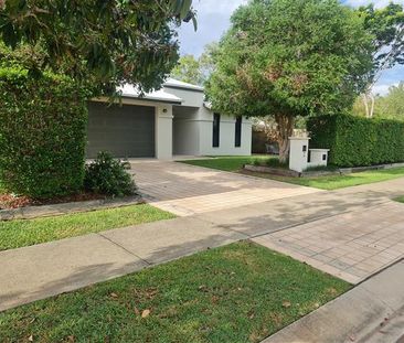 EXECUTIVE AND MODERN 4 BEDROOM HOME + POOL - Photo 6