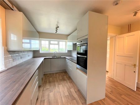 4 bedroom house in a semi rural location surrounded by open farmland. - Photo 4