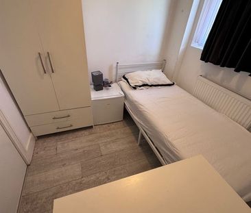 Room in a Shared House, Streatham Road, SW16 - Photo 1