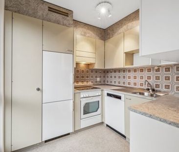 Bright apartment in a beautiful neighborhood - Photo 5