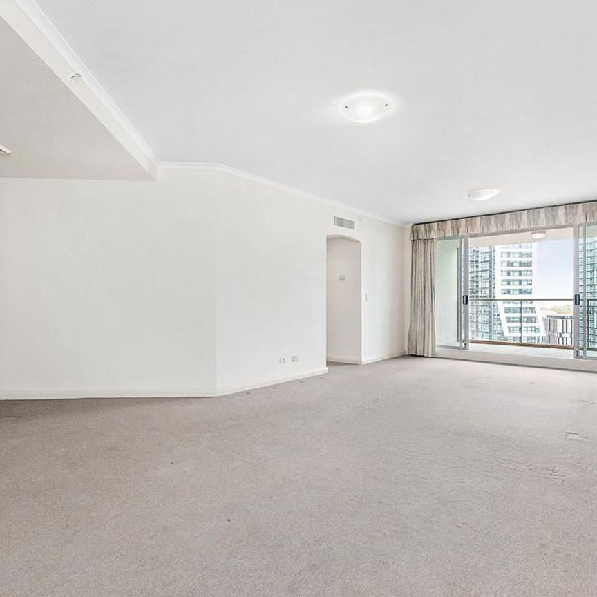 Incredible moden extra large 3 bedroom plus study apartment - Photo 1