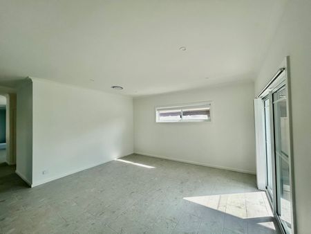 Stunning brand new 4-bedroom, 3-bathroom home - 2 minute drive to the beach!! - Photo 3