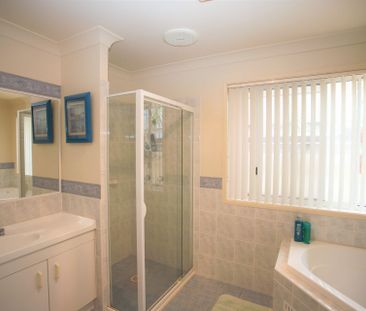 Fully furnished waterfront home in Bundabah for rent - Photo 6