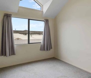 Beautifully appointed apartment - Photo 2