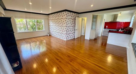 Three-Bedroom Home, Minutes from the Beach! - Photo 2