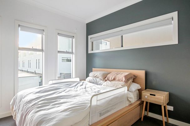 Stunning Three Bedroom Townhouse! - Photo 1