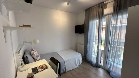 Room in a shared 6-bedroom apartment for rent in Valdeacederas. - Photo 2