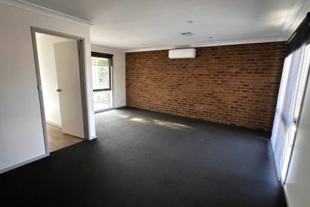 RENOVATED 3 BEDROOM HOUSE IN CENTRAL HAMPTON PARK! - Photo 2