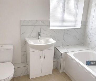 5 bedroom semi-detached house to rent - Photo 2