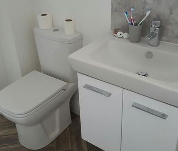 2 bedroom end of terrace house to rent - Photo 6